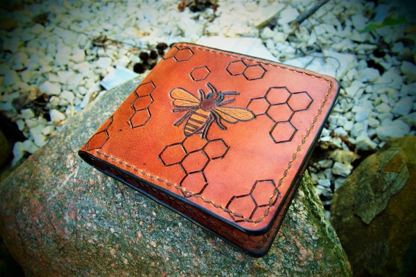 Wyroby kaletnicze Grzegorz Podczaszu - portfel z motywem pszczoły
