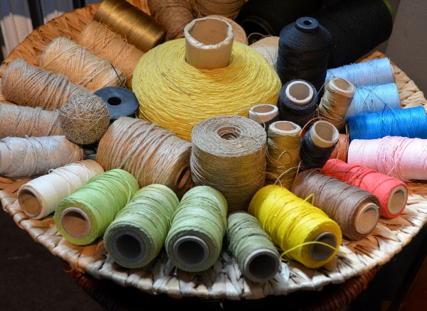 Zestaw kolorowych nici bawełnianych i lnianych